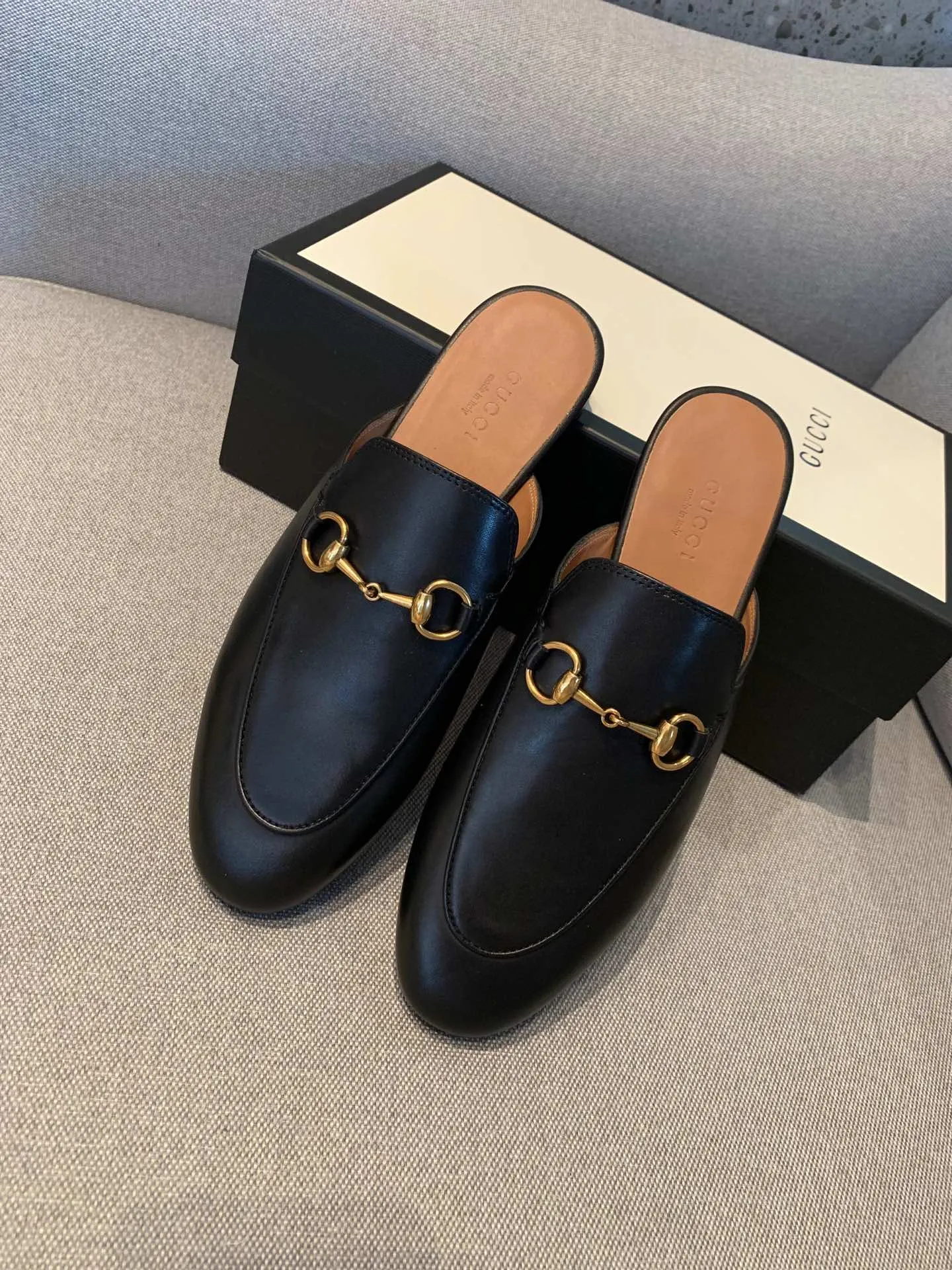 👟👟Ex-factory price 360👟👟 Women's Shoes Women's Clothing Women's Shoes Women's Clothing Women's Shoes Women's Clothing Gucci's classic evergreen horsebit half-flop, the quality of our G series is known to all customers who have tried it. The black upper is made of original imported calfskin, the lining is water-dyed cowhide, and the outsole is imported Italian grade A leather! Pure copper horsebit! The shape of the last is completely comparable to the original product, and the workmanship details are perfect. Welcome to compare🆚 35-40 regular size, 40 customized,